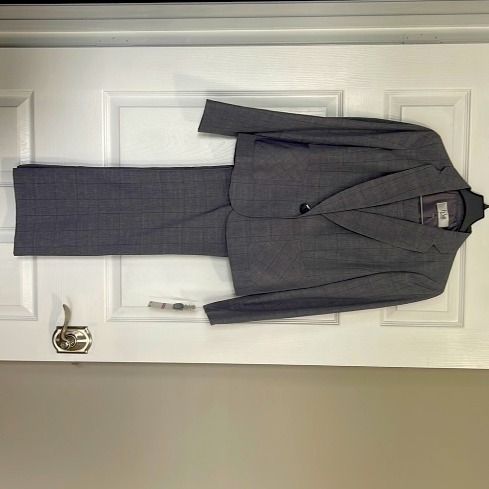 Le Suit 2 piece Pantsuit
